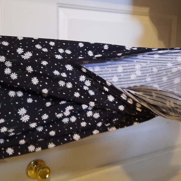 full circle Dresses & Skirts - Full length Black Ribbed dress with daisy print split on one side sz lrg